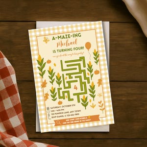 Pode incluir: Convite de aniversário "A-Maze-ing" com um labirinto. O convite apresenta o texto "Michael está fazendo quatro anos!" e inclui um labirinto, milho e folhas de outono. Em um fundo creme com uma borda xadrez amarela.