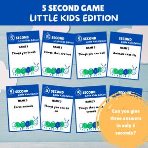 Può includere: Un gioco per bambini con carte blu con domande come "Cose che spazzoli" e "Animali che volano". Il gioco si intitola "5 Second Game Little Kids Edition". Un cerchio arancione chiede: "Puoi dare tre risposte in soli 5 secondi?"