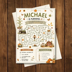 Op de afbeelding: Een rechthoekige verjaardagsuitnodiging met een doolhof in oogstthema. De tekst luidt MICHAEL IS TURNING 4! en bevat een tractor, vogelverschrikker, schuur, pompoenen, zonnebloemen en vlinders, samen met de details voor het evenement.