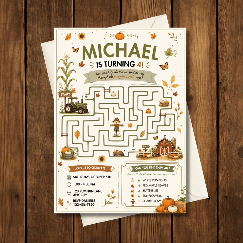 Pode incluir: Um cart&atilde;o de convite de anivers&aacute;rio retangular com um labirinto tem&aacute;tico de colheita. O texto diz MICHAEL IS TURNING 4! e inclui um trator, espantalho, celeiro, ab&oacute;boras, girass&oacute;is e borboletas, juntamente com os detalhes do evento.