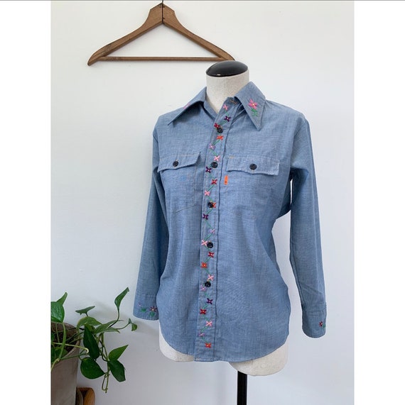 1970’s Embroidered Levi’s Chambray Button Down Shi