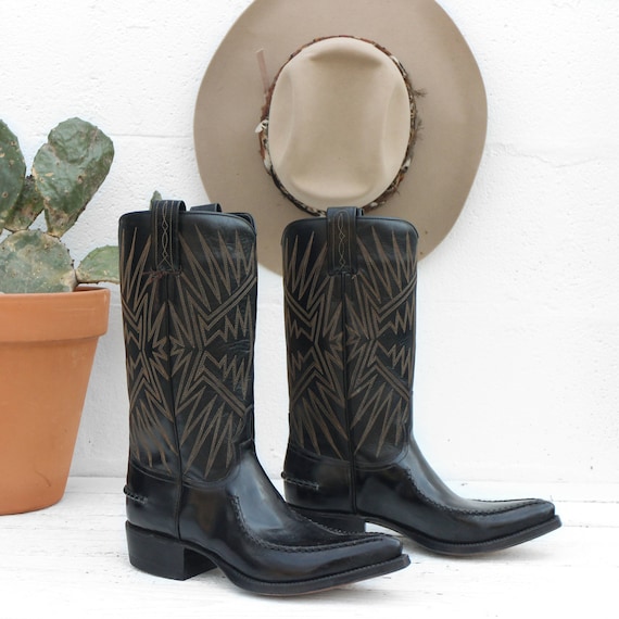 6.5 D | vintage Dan espagnol Post des bottes de cow-boy tuyau de poêle noir bottes Western des années 1970 fabriqué en Espagne | Exceptionnelle
6.5 D | vintage Dan espagnol espagnol espagnol Post des bottes de cow-boy tuyau de poêle noir bottes Western des années 1970 fabriqué en Espagne | Exceptionnelle
d3ee31