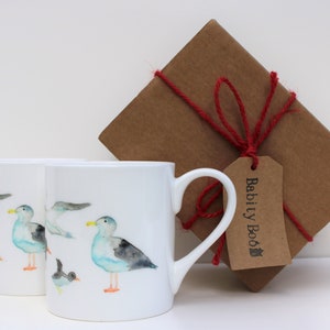 Taza de aves marinas, diseño &#39;Hebridean Seabird&#39;, taza de porcelana de hueso pequeño, relleno de medias, frailecillo, gaviota, alcatraz, ostrero
