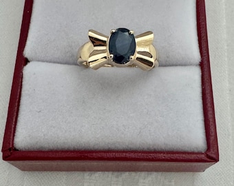 10K Solid Gold Ribbon Design Center Blue Sapphire Gemstone Yellow Gold Ring 2.18 Grams Size 5.25