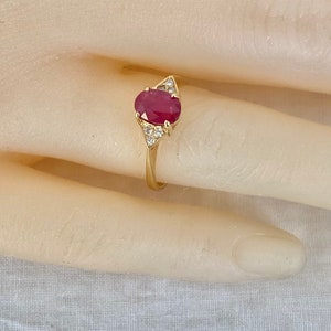 14K Gold 6 Diamonds Genuine Ruby Faceted Solitaire Ring Set in Yellow Gold Beautiful