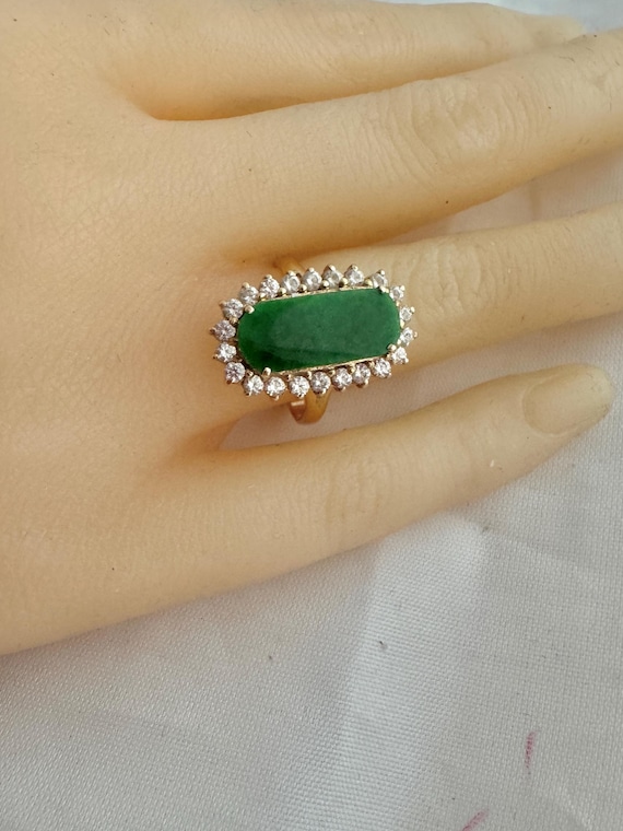 18K Solid Gold Oval Jadeite 22 White Topaz Accents Ring Size 8 Yellow Gold 4.46 Grams Beautiful Estate Ring Hallmark 75% = Test 750 -18K