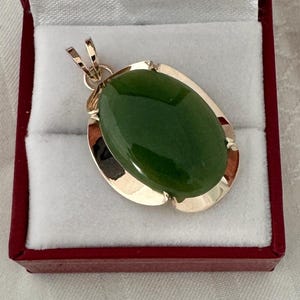 14K Solid Gold Green Jade Oval Cabochon Wave Gold Border Pendant  Vintage 4.55 Grams Width 0.90” x Height 1.25”w/o Bale Camera Reflections