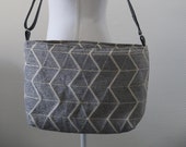 Grey shoulder bag with geometric ssin