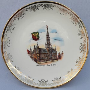 Assiette souvenir de collection vintage de l'Hôtel de Ville de Bruxelles. Bordure dorée. 7,5 pouces.