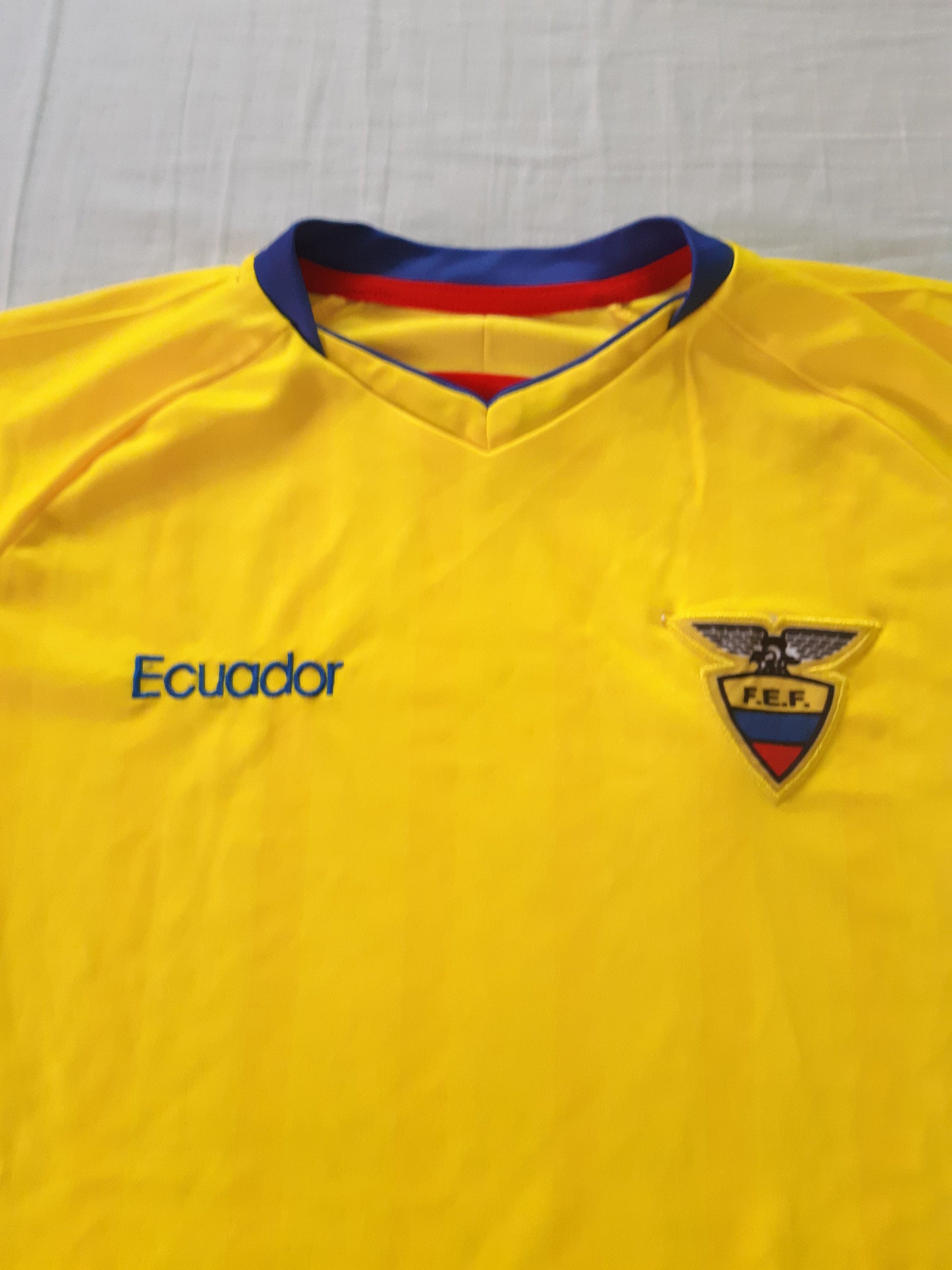  Camiseta Ecuador inspirada en el fútbol retro, Amarillo : Ropa,  Zapatos y Joyería