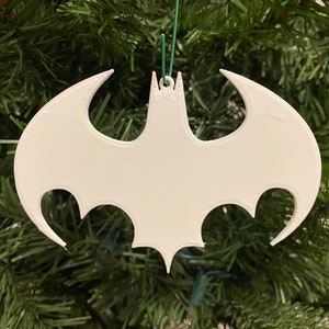Può includere: Addobbo natalizio in plastica bianca a forma del logo di Batman.