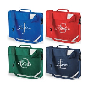 Pu&ograve; includere: Quattro zaini personalizzati in diversi colori: blu, rosso, verde e blu navy. Ogni zaino ha un'iniziale e un nome ricamati in bianco. Gli zaini hanno una singola tracolla e un manico superiore.
