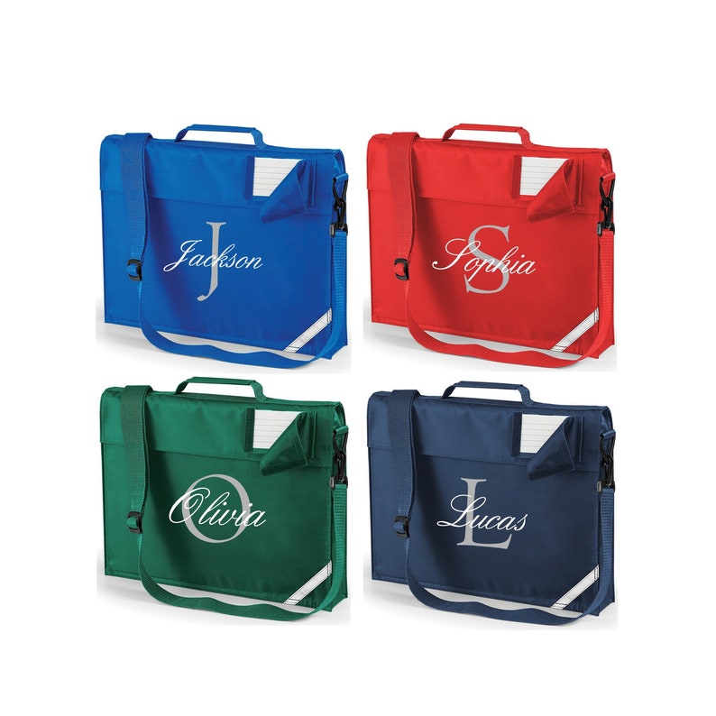 Pu&ograve; includere: Quattro zaini personalizzati in diversi colori: blu, rosso, verde e blu navy. Ogni zaino ha un'iniziale e un nome ricamati in bianco. Gli zaini hanno una singola tracolla e un manico superiore.