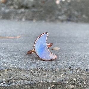 Anello in rame elettroformato con pietra di luna: pietra portafortuna di giugno