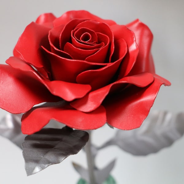 Rose en métal faite main en acier de soie rouge, NOUVELLE floraison plus grande, sculpture de fleurs, 15e anniversaire de mariage, cadeau partenaire, rose de fan de rugby livraison GRATUITE