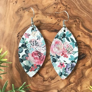 Pendientes de piel con estampado floral, rosa, morado y verde, estilo boho.