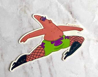 Puede incluir: Una pegatina de Patricio Estrella de Bob Esponja en una pose teatral. Patricio se representa con piel rosa, pantalones cortos verdes y botas negras. La pegatina tiene el texto "Sponge Boy Art".