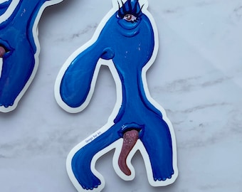 Puede incluir: Pegatina de un personaje de dibujos animados azul con un solo ojo, pestañas y una lengua larga. La pegatina tiene el texto "Sponge Boy Art" en la parte inferior.