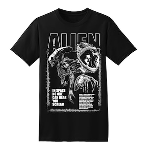 Puede incluir: Camiseta negra con un diseño gráfico blanco de la película "Alien". El diseño incluye la palabra "ALIEN" y una ilustración del alienígena. El texto dice "IN SPACE NO ONE CAN HEAR YOU SCREAM" en un marco rectangular.