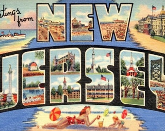Op de afbeelding: Een vintage ansichtkaart met de woorden "Greetings from New Jersey" in grote, vetgedrukte letters. De ansichtkaart toont verschillende afbeeldingen van bezienswaardigheden in New Jersey, waaronder een strandscène, een vuurtoren, een brug en een gebouw met een klokkentoren. De ansichtkaart is geplaatst tegen een blauwe lucht met witte wolken.