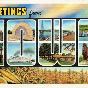 Puede incluir: Una postal vintage con el texto "Greetings from Iowa" en letras amarillas y negras. La postal presenta un collage de imágenes de lugares emblemáticos de Iowa, como el edificio del Capitolio del Estado, el recinto ferial del estado de Iowa, el río Misisipi y la presa Hoover.