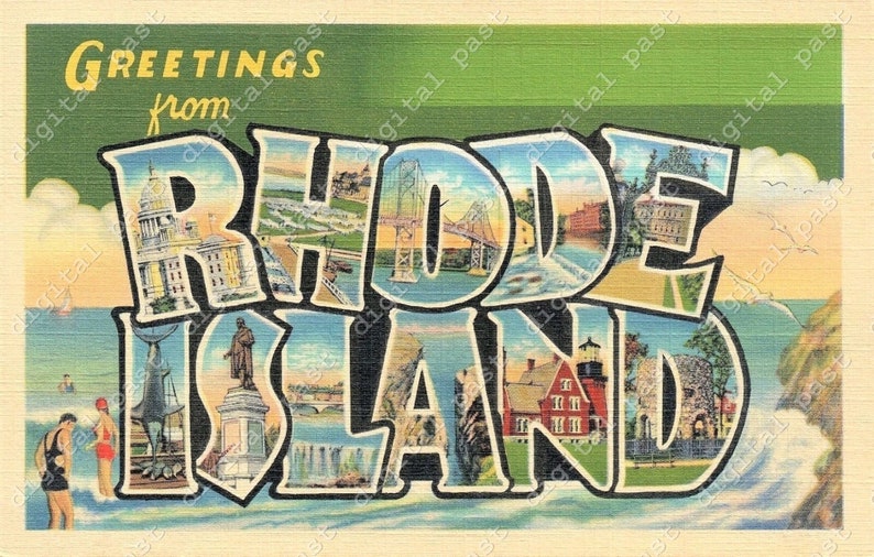 Puede incluir: Una postal vintage con el texto "Greetings from Rhode Island" en letras grandes y en negrita. Las letras est&aacute;n llenas de im&aacute;genes de varios monumentos y escenas del estado, incluyendo la Casa del Estado, el puente de Newport y el oc&eacute;ano.
