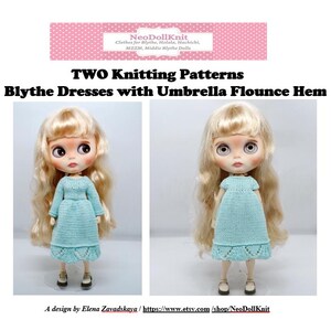 Puede incluir: Se muestran dos vestidos de muñeca Blythe de punto azul claro con dobladillos de volantes de paraguas. Las muñecas tienen el pelo rubio y llevan zapatos blancos y negros. El texto "NeoDollKnit" y "TWO Knitting Patterns" es visible.