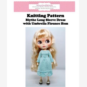 Puede incluir: Una muñeca con un vestido de manga larga de punto azul claro con un dobladillo con volantes de paraguas. La muñeca tiene el pelo largo y rubio. La imagen incluye el texto "Knitting Pattern Blythe Long Sleeve Dress with Umbrella Flounce Hem." El fondo es blanco.