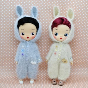 Kanin Kigurumi för Holala docka, handstickad fluffig huvad jumpsuit