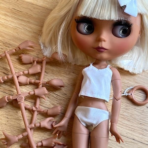 Blythe style ICY DBS Doll with extra hand poses. Silky blond bob hair with bangs - Matt tanned Skin & 20-Joint Body 1/6 29cm