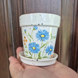 ヴィンテージ日本製陶器製植木鉢；斑点模様の白い鉢に野の花のプリント、高さ8cm