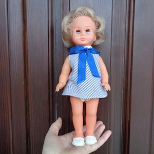 H 11&quot;/ 28cm Puppe; Vintage Puppe in blau & weiß gestreiftkleid; Gummi-Puppe; Blonde Haarpuppe mit beweglichen Augen