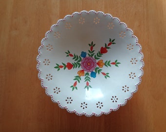 Vintage Dish dia 10"/ 26cm Ivory Painted Metal Bowl with Hand Painted Floral Pattern; Old Metal Pedestal Bowl, Fruit Bowl; Retro Kitchenware