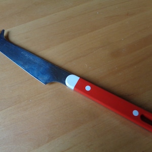 Coltello per formaggio in acciaio inossidabile con manico in plastica rossa realizzato in Giappone L8 &quot;/ 20cm Vintage Posate; Posate retrò; Posate Vintage