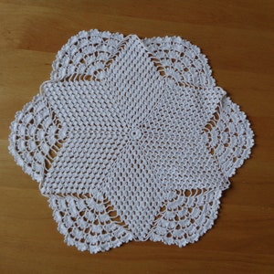 Paar gehaakte doilies; Witte katoenen doilies / onderzetters dia 9"/ 23 cm