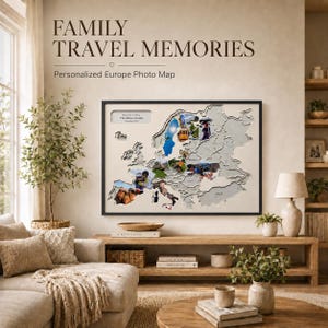 Può includere: Una mappa rettangolare da parete dell'Europa caratterizzata da un design tridimensionale a strati con ritagli per fotografie personali. La mappa include il testo "FAMILY TRAVEL MEMORIES" e "Personalized Europe Photo Map".