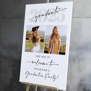 Op de afbeelding: Een wit afstudeerfeestbord op een houten ezel. Het bord toont het woord "graduate" en het jaar "2025" in grijs, met twee foto's van een afgestudeerde. De tekst "SHE DID IT!" en "Welcome to Savannah's Graduation Party!" staan in zwart script.