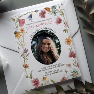 Invito fotografico per laurea con motivo floreale boho, annuncio di laurea modificabile, invito per festa di laurea con fiori di campo, laureato di scuola superiore o universitario VMHc82