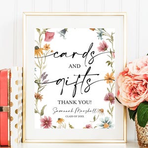 Cartões de formatura e presentes para impressão, placa de mesa editável para festa de formatura, decoração de formatura com flores silvestres, baixar modelo Canva VMHc82