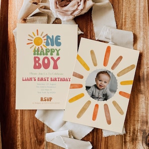 Puede incluir: Dos invitaciones de cumplea&ntilde;os color crema. Una presenta un gr&aacute;fico de sol con las palabras "ONE HAPPY BOY" y detalles del evento. La otra tiene una foto de un beb&eacute; rodeado por un dise&ntilde;o de sol. Se incluye informaci&oacute;n de RSVP.