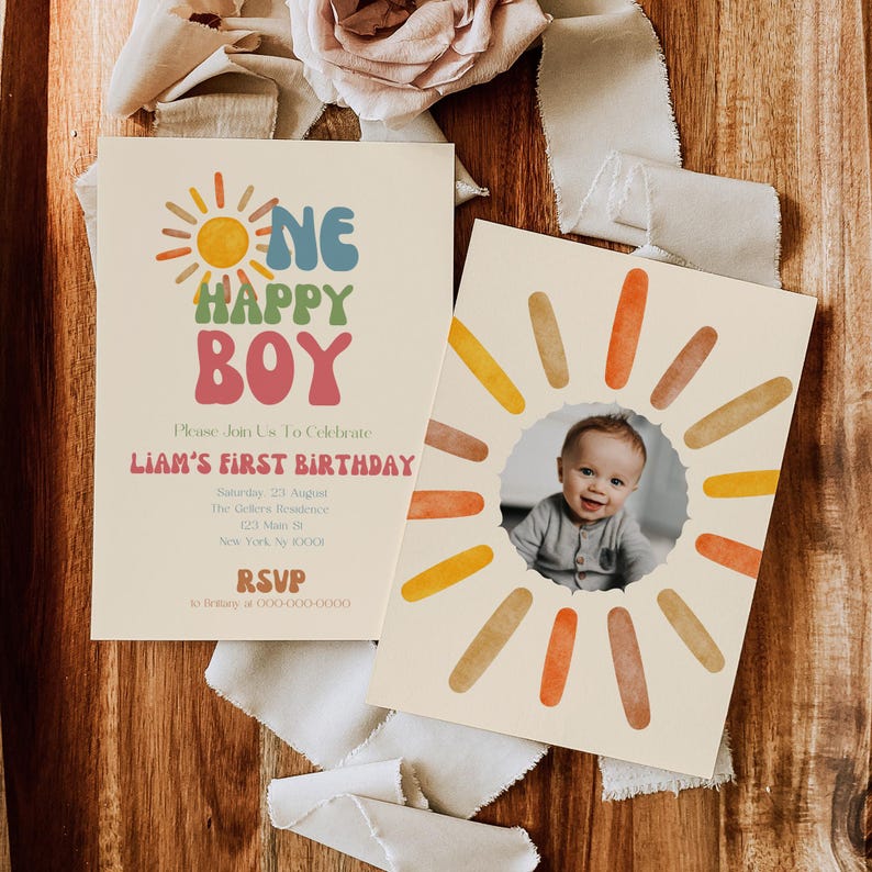 Puede incluir: Dos invitaciones de cumplea&ntilde;os color crema. Una presenta un gr&aacute;fico de sol con las palabras "ONE HAPPY BOY" y detalles del evento. La otra tiene una foto de un beb&eacute; rodeado por un dise&ntilde;o de sol. Se incluye informaci&oacute;n de RSVP.