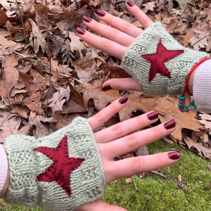 Sage Green STAR FINGERLESS GLOVES! Red star, sage green, cotton yarn, Fingerless gloves, cute, trendy, whimsical