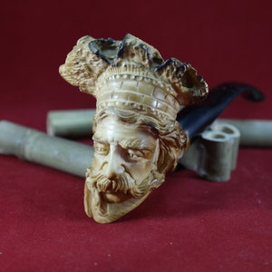 This meerschaum  handcrafted pipe features an intricately carved chevalier head motif,symbolizing grace,calmness,and harmony with nature.(1)