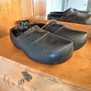 Holländische Clogs, Schuhe, aus Holz, handgeschnitzt, Lederbesatz, Volkskunst