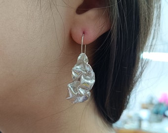 Pendientes asimétricos de plata, pendientes colgantes de plata, pendientes largos de plata, pendientes colgantes originales, regalo de San Valentín para mujer. San Valentín para ella.