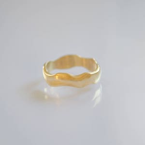 Wellen Ehering, Zick Zack Ring, Minimalistischer Ehering, 14k Gold Unisex Ring, Eheringe für Frauen, Goldringe für Männer, Geschenke für Ihn Bild 4