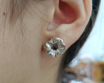 Schöne Ohrstecker, Granat Ohrstecker, Zierliche Granat Ohrringe, Minimalistische Edelstein Ohrringe, Silber Blumen Ohrringe, Valentinstag Geschenk
