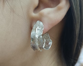 Pendientes de aro con forma de hoja, pendientes de plata con forma de hoja, joyería única con forma de hoja, pendientes de aro de plata, pendientes de aro de plata para mujer, joyería inspirada en la naturaleza