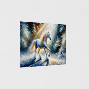 以下が含まれることがあります： 雪の森の白い馬を描いた芸術的な絵画。 馬は流れるようなたてがみと尾を持ち、金色の光が差し込んでいます。 このアートワークは、ファンタジーのタッチを加えた冬をテーマにしています。