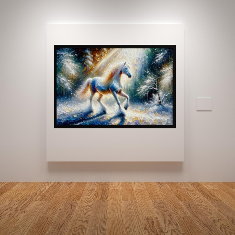 以下が含まれることがあります： 冬の森のシーンに白い馬が描かれた額入りのアートプリント。 馬は流れるようなたてがみと尾を持ち、青と金の配色です。 アートワークは、木製の床の上にある白い壁に展示されています。